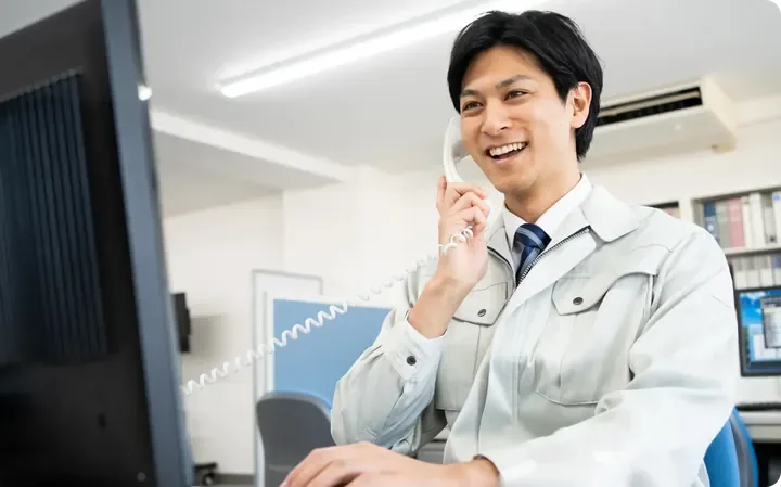 シャッター工事のご相談を受けるスタッフ