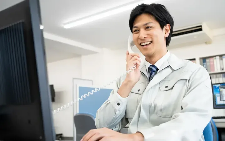 シャッター工事のご相談を受けるスタッフ