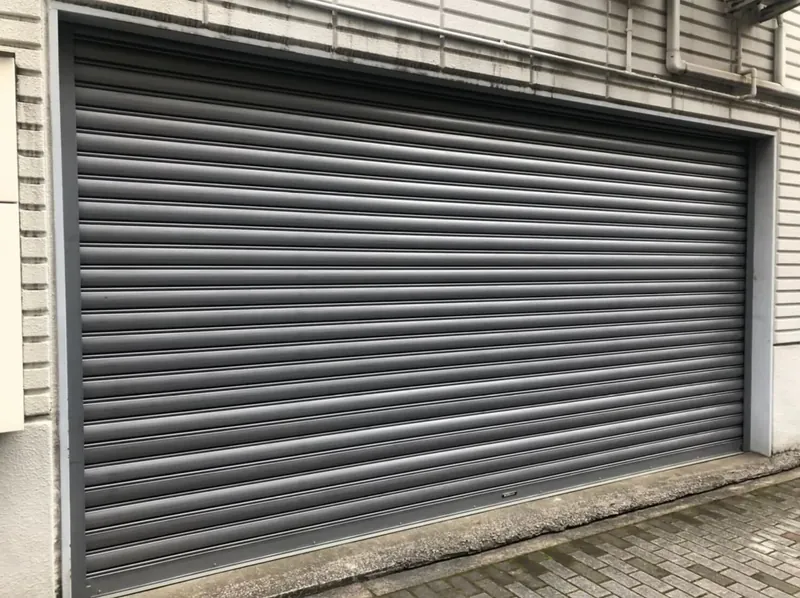 凹みを修復したシャッターの施工後写真