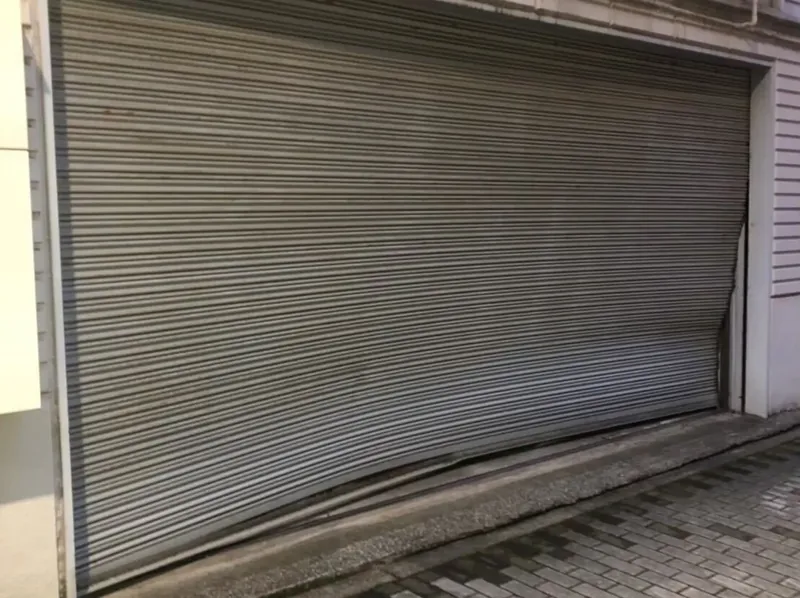凹んだシャッター修理の施工前写真