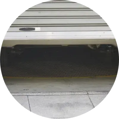 壊れて車が出せなくなったガレージシャッターのイメージ