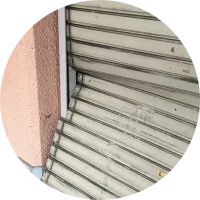 歪みや凹みが発生したシャッターのイメージ