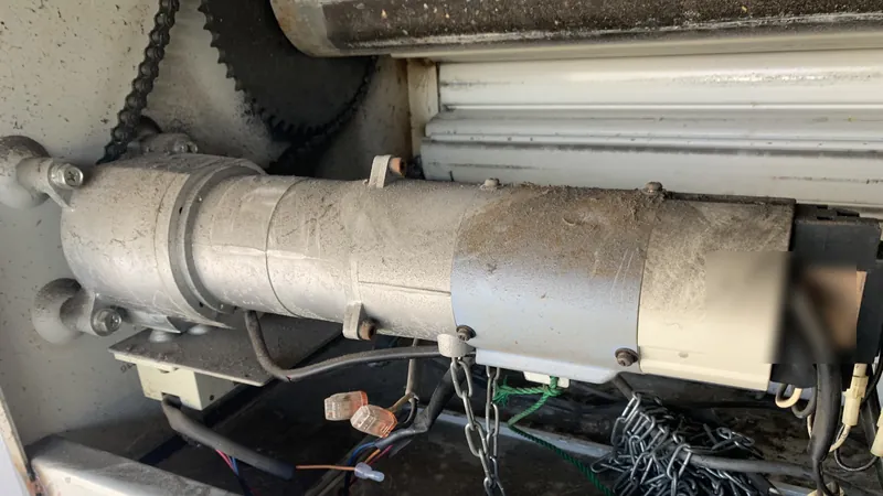 足立区の事業所で、交換前の電動シャッターの開閉機をシャッターケースの中から写した写真