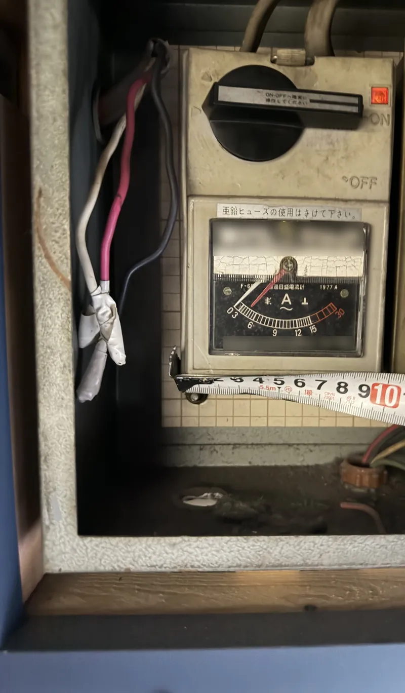 荒川区の会社入口の電動シャッターの電源まわり(配電盤)を確認した写真