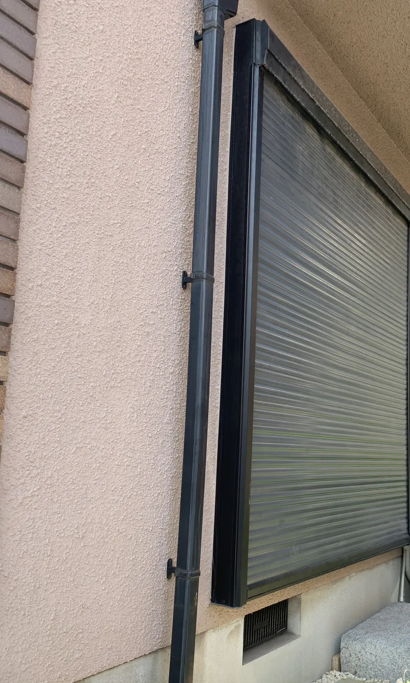 千葉市花見川区の住宅で中身を入れ替えた電動窓シャッター。工事完了報告の写真