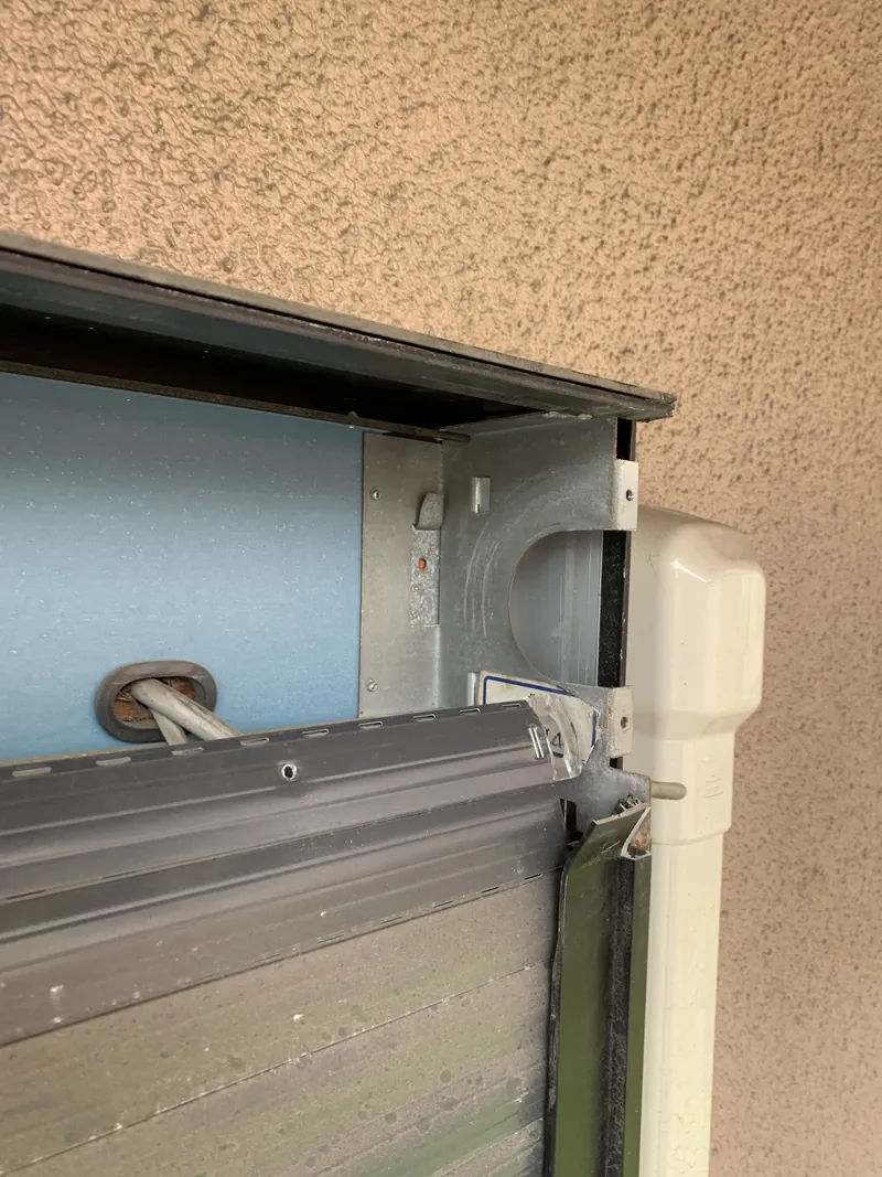 千葉市花見川区の住宅で、工事のためにシャッターの上部を開けたところの写真
