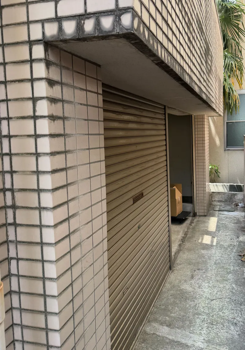 板橋区の建物裏側にある倉庫の手動シャッター(工事前)