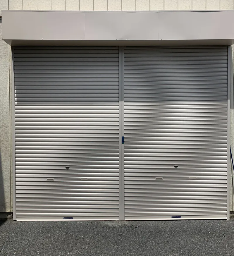 越谷市の倉庫で新しく入れ替えた2連の軽量シャッター。工事完了報告の写真