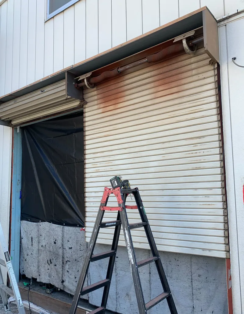 越谷市の倉庫で撤去している古い2連シャッター