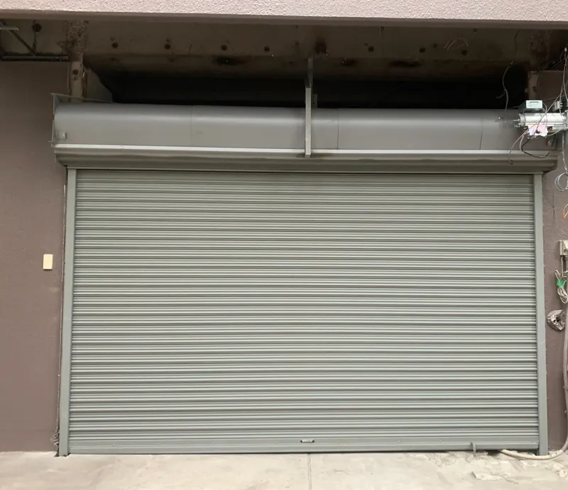 港区のマンション1階店舗に取り付けた防火シャッター（電動）。工事完了報告の写真