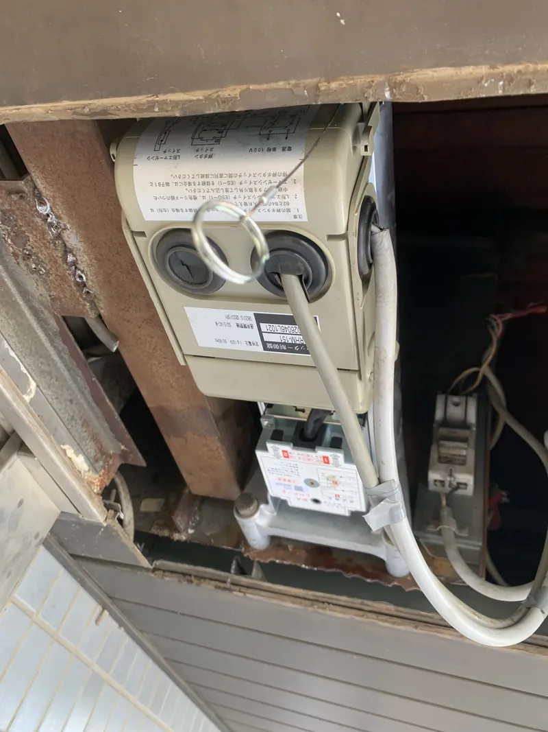 新座市の電動シャッターの開閉機周辺。工事完了報告に添付された現場写真