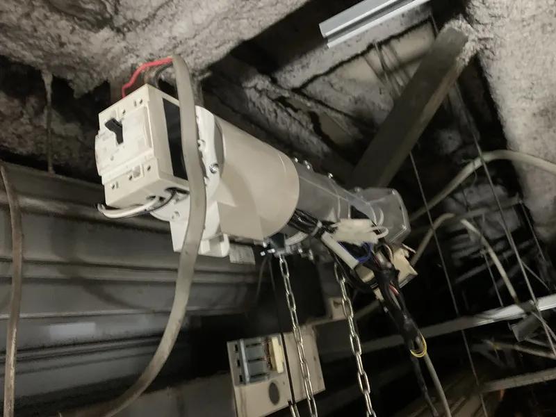 八千代市の駅構内店舗で新しく交換した電動シャッターの開閉機。工事完了報告の写真